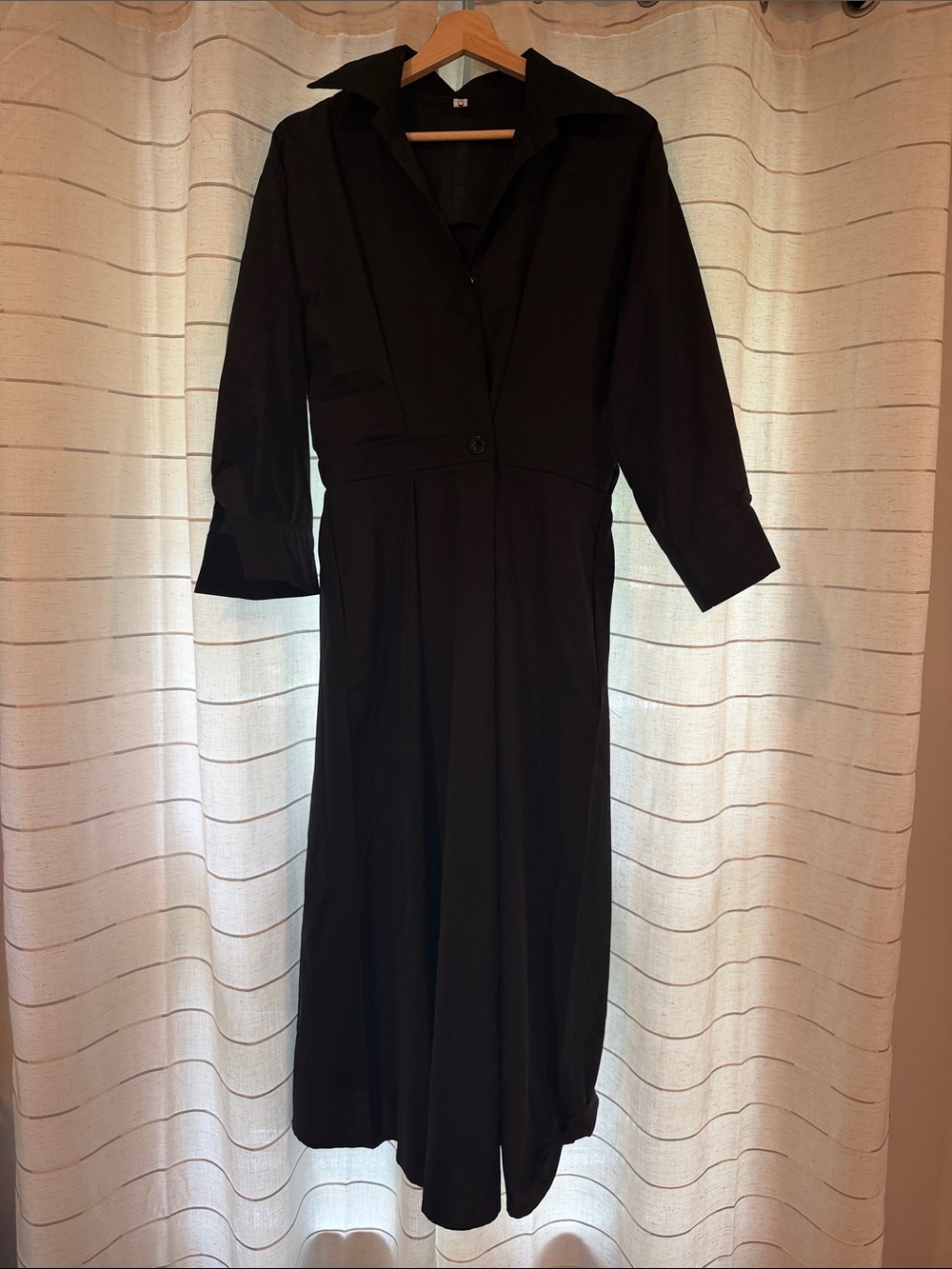 Classic Black Collared Midi Dress with Tailored Waist